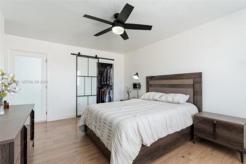 House in Cutler Bay, Florida 6 bedrooms, 180.79 sq.m. № 2043896 - photo 29