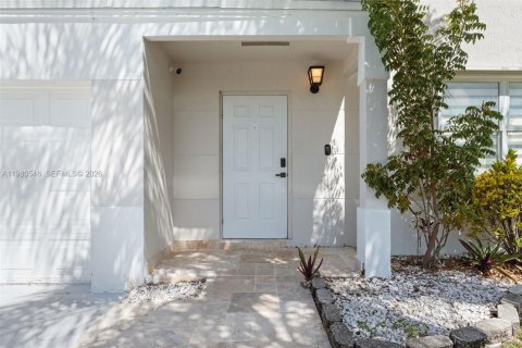 House in Cutler Bay, Florida 6 bedrooms, 180.79 sq.m. № 2043896 - photo 3