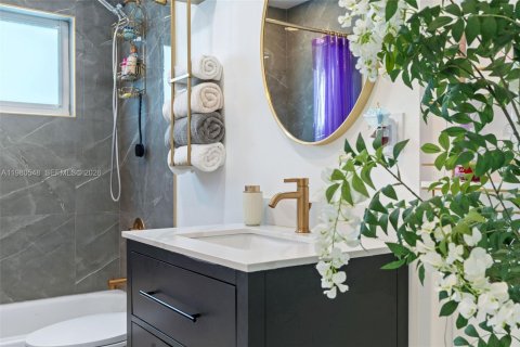 House in Cutler Bay, Florida 6 bedrooms, 180.79 sq.m. № 2043896 - photo 25