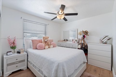 House in Cutler Bay, Florida 6 bedrooms, 180.79 sq.m. № 2043896 - photo 23