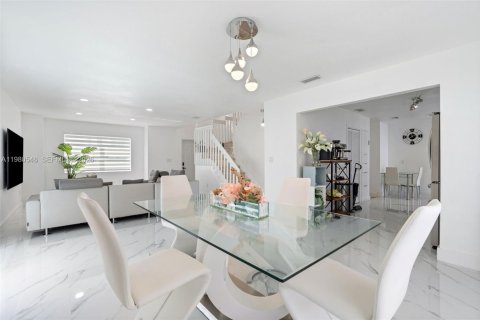 House in Cutler Bay, Florida 6 bedrooms, 180.79 sq.m. № 2043896 - photo 9
