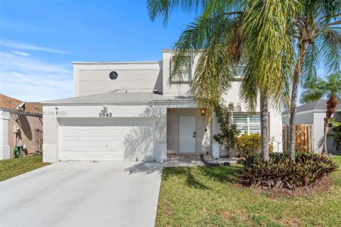 House in Cutler Bay, Florida 6 bedrooms, 180.79 sq.m. № 2043896 - photo 2