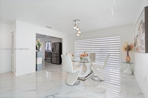 House in Cutler Bay, Florida 6 bedrooms, 180.79 sq.m. № 2043896 - photo 8