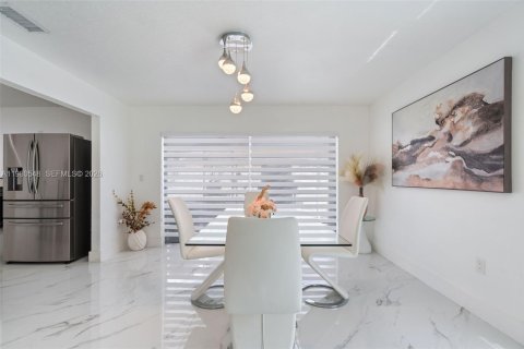 House in Cutler Bay, Florida 6 bedrooms, 180.79 sq.m. № 2043896 - photo 10