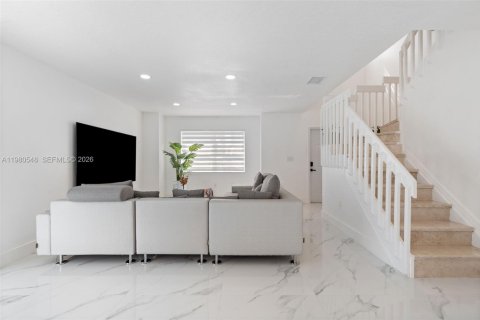 House in Cutler Bay, Florida 6 bedrooms, 180.79 sq.m. № 2043896 - photo 7