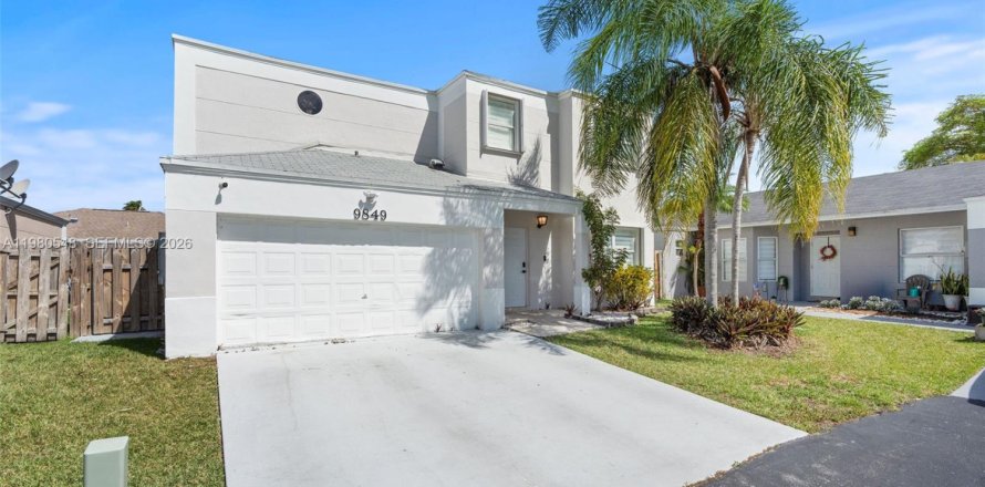 House in Cutler Bay, Florida 6 bedrooms, 180.79 sq.m. № 2043896