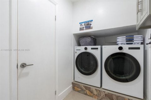 House in Cutler Bay, Florida 6 bedrooms, 180.79 sq.m. № 2043896 - photo 19