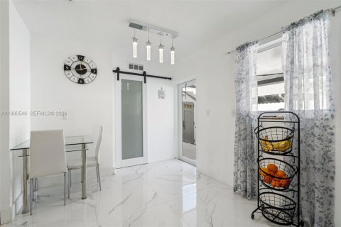 House in Cutler Bay, Florida 6 bedrooms, 180.79 sq.m. № 2043896 - photo 15