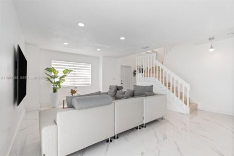 House in Cutler Bay, Florida 6 bedrooms, 180.79 sq.m. № 2043896 - photo 6