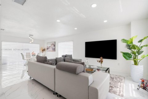 House in Cutler Bay, Florida 6 bedrooms, 180.79 sq.m. № 2043896 - photo 4