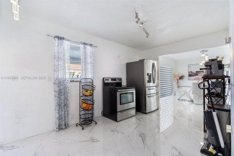 House in Cutler Bay, Florida 6 bedrooms, 180.79 sq.m. № 2043896 - photo 12