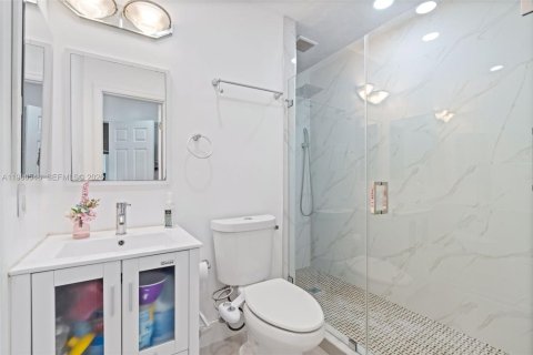 House in Cutler Bay, Florida 6 bedrooms, 180.79 sq.m. № 2043896 - photo 18