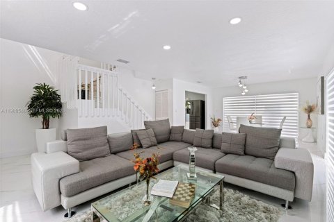 House in Cutler Bay, Florida 6 bedrooms, 180.79 sq.m. № 2043896 - photo 5