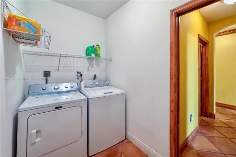 Casa en venta en Palmetto Bay, Florida, 5 dormitorios, 245.45 m2 № 1770784 - foto 7
