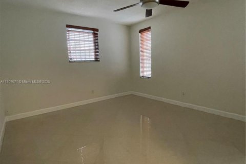 Condominio en venta en Hallandale Beach, Florida, 2 dormitorios, 88.26 m2 № 1752269 - foto 11