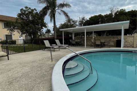 Condominio en venta en Hallandale Beach, Florida, 2 dormitorios, 88.26 m2 № 1752269 - foto 24