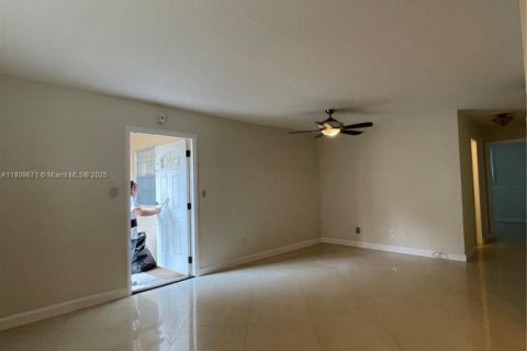 Condominio en venta en Hallandale Beach, Florida, 2 dormitorios, 88.26 m2 № 1752269 - foto 7