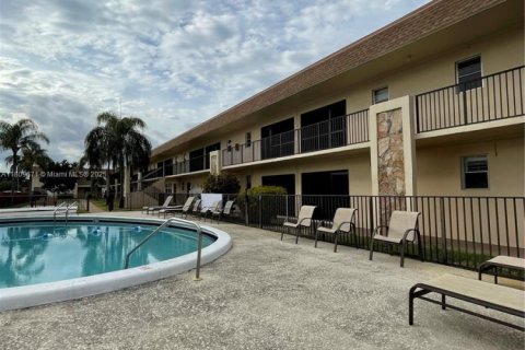Condominio en venta en Hallandale Beach, Florida, 2 dormitorios, 88.26 m2 № 1752269 - foto 22