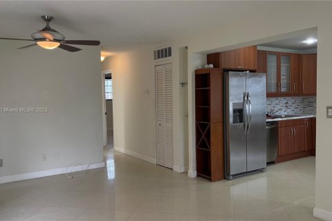 Condominio en venta en Hallandale Beach, Florida, 2 dormitorios, 88.26 m2 № 1752269 - foto 3