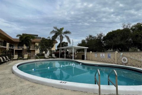 Condominio en venta en Hallandale Beach, Florida, 2 dormitorios, 88.26 m2 № 1752269 - foto 23