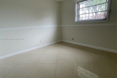 Condominio en venta en Hallandale Beach, Florida, 2 dormitorios, 88.26 m2 № 1752269 - foto 17