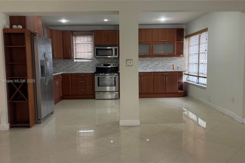 Condominio en venta en Hallandale Beach, Florida, 2 dormitorios, 88.26 m2 № 1752269 - foto 2