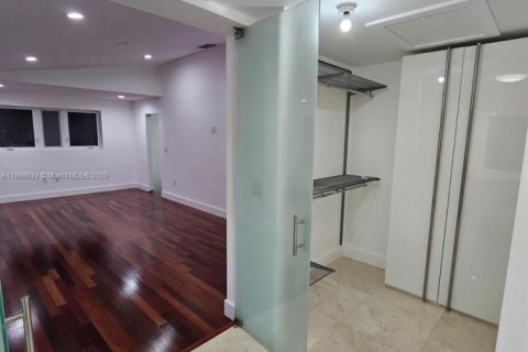 House in Doral, Florida 5 bedrooms, 273.69 sq.m. № 2013405 - photo 30