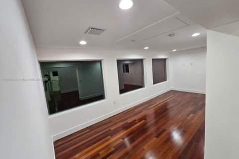 House in Doral, Florida 5 bedrooms, 273.69 sq.m. № 2013405 - photo 22