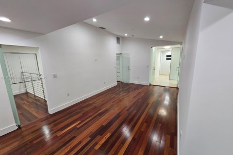 House in Doral, Florida 5 bedrooms, 273.69 sq.m. № 2013405 - photo 26