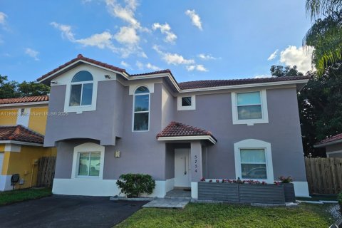 House in Doral, Florida 5 bedrooms, 273.69 sq.m. № 2013405