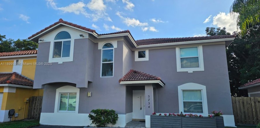 House in Doral, Florida 5 bedrooms, 273.69 sq.m. № 2013405
