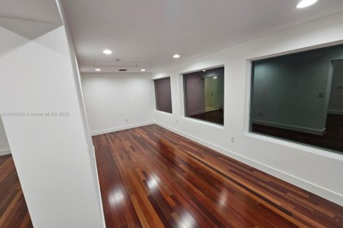 House in Doral, Florida 5 bedrooms, 273.69 sq.m. № 2013405 - photo 25