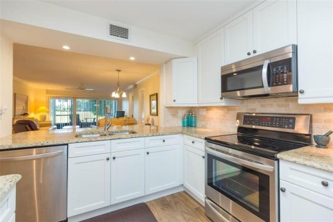 Condo in Saint Petersburg, Florida, 2 bedrooms  № 2199236 - photo 10