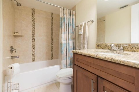 Condo in Saint Petersburg, Florida, 2 bedrooms  № 2199236 - photo 13