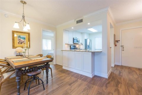 Condo in Saint Petersburg, Florida, 2 bedrooms  № 2199236 - photo 8