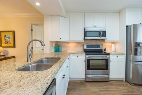 Condo in Saint Petersburg, Florida, 2 bedrooms  № 2199236 - photo 9