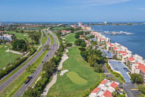 Condo in Saint Petersburg, Florida, 2 bedrooms  № 2199236 - photo 14