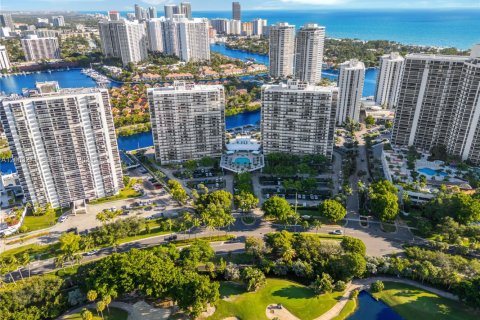 Condo in Aventura, Florida, 2 bedrooms  № 2066773 - photo 30