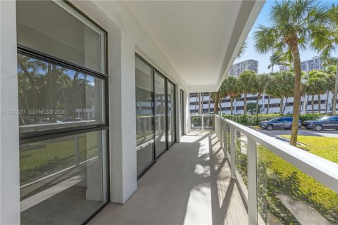 Condo in Aventura, Florida, 2 bedrooms  № 2066773 - photo 22