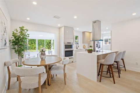 House in Wilton Manors, Florida 3 bedrooms, 116.59 sq.m. № 1848775 - photo 4