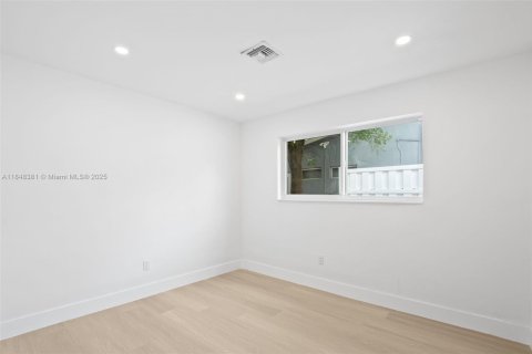 House in Wilton Manors, Florida 3 bedrooms, 116.59 sq.m. № 1848775 - photo 19