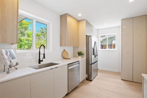 House in Wilton Manors, Florida 3 bedrooms, 116.59 sq.m. № 1848775 - photo 8