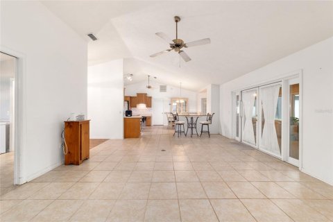 House in Ocala, Florida 4 bedrooms, 231.42 sq.m. № 2113725 - photo 10