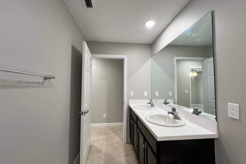 House in Port St. Lucie, Florida 4 bedrooms, 160.72 sq.m. № 2047413 - photo 8