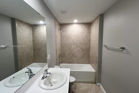 House in Port St. Lucie, Florida 4 bedrooms, 160.72 sq.m. № 2047413 - photo 11