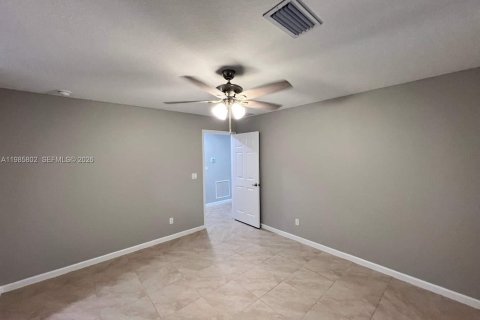 House in Port St. Lucie, Florida 4 bedrooms, 160.72 sq.m. № 2047413 - photo 9