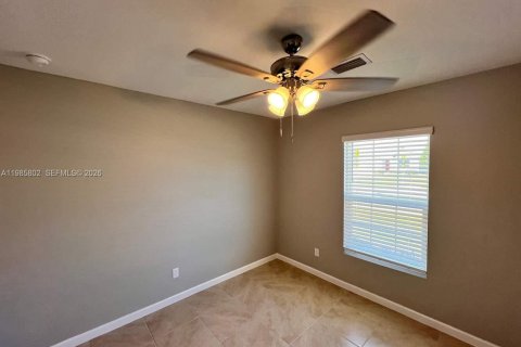 House in Port St. Lucie, Florida 4 bedrooms, 160.72 sq.m. № 2047413 - photo 12