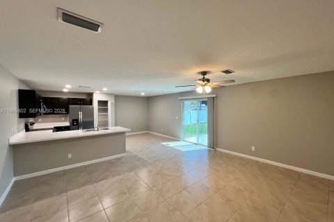 House in Port St. Lucie, Florida 4 bedrooms, 160.72 sq.m. № 2047413 - photo 13