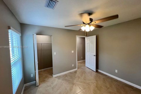 House in Port St. Lucie, Florida 4 bedrooms, 160.72 sq.m. № 2047413 - photo 4