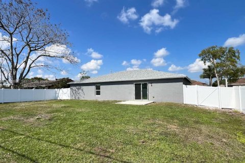 House in Port St. Lucie, Florida 4 bedrooms, 160.72 sq.m. № 2047413 - photo 14